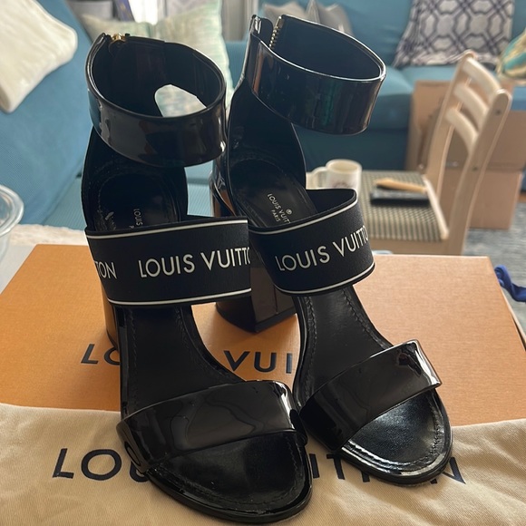❤️❤️SOLD❤️❤️Louis Vuitton Heels - Picture 2 of 9